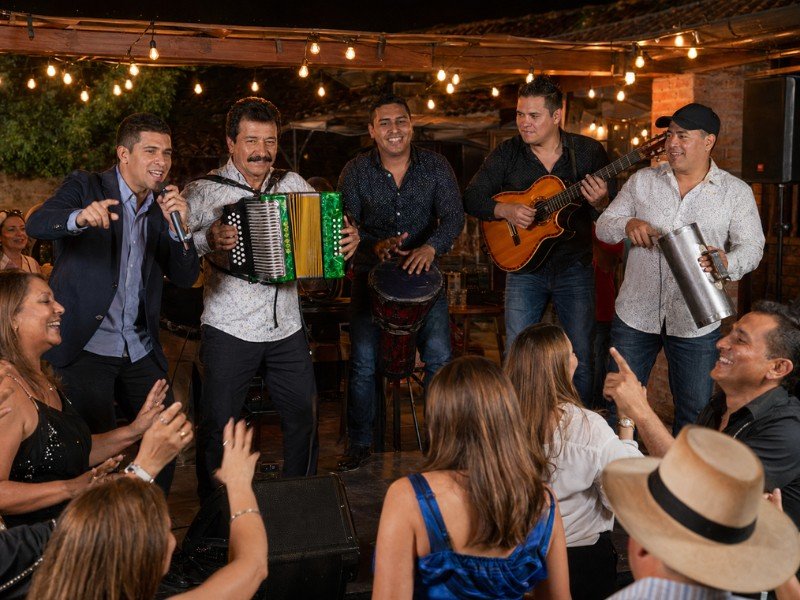Serenata vallenata en Manizales - momento romántico con música en vivo